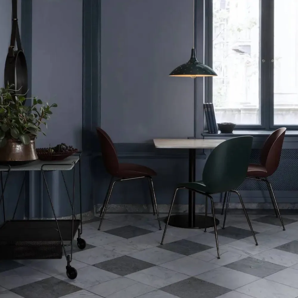 GUBI Beetle stol Alabaster white-mässingsstativ