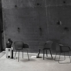 Muuto Fiber chair stol med armstöd Anthracite Black (plastic)