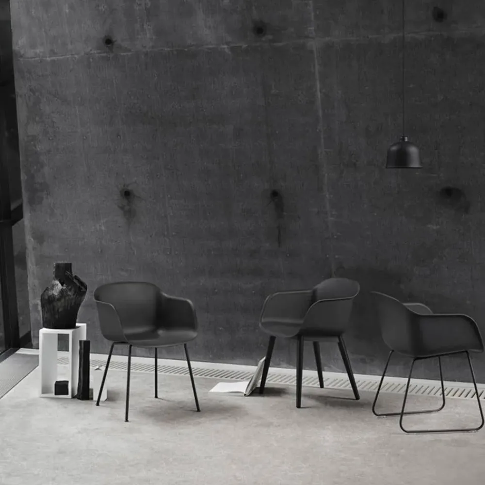 Muuto Fiber chair stol med armstöd Anthracite Black (plastic)