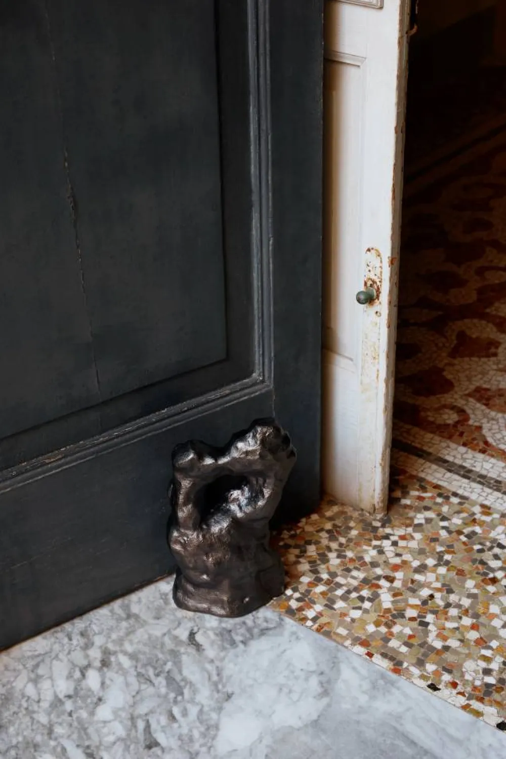 Ferm Living Grotto skulptur Blackened Aluminium