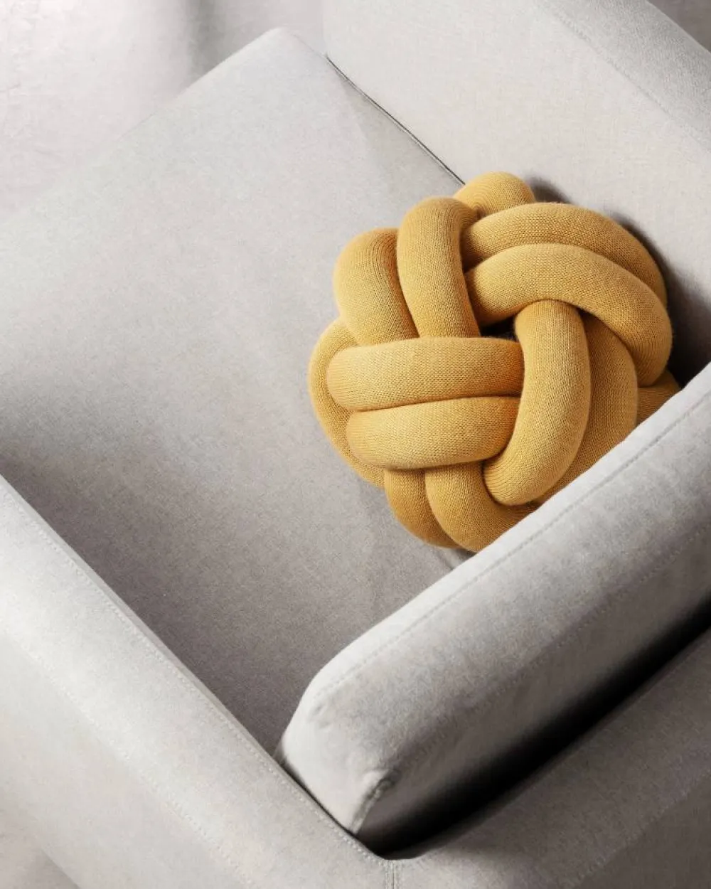 Design House Stockholm Knot kudde gul