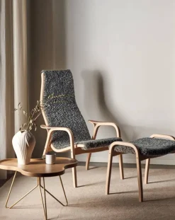 Clearance Swedese Lamino fåtölj och fotpall lackad bok/fårskinn Scandinavian Grey (grå)