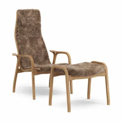 Clearance Swedese Lamino fåtölj och fotpall oljad ek/fårskinn Sahara (nougatbrun)