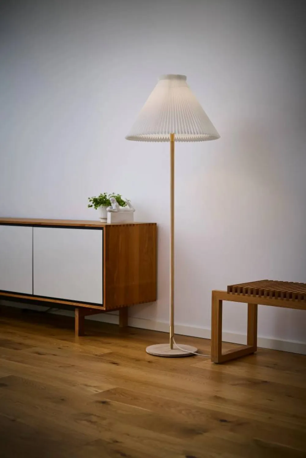 Le Klint LK80 golvlampa 160 cm Light oak-brass