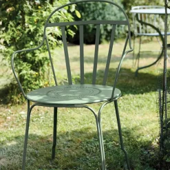 Fermob Louvre karmstol Cedar green (grön)