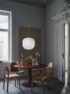 Muuto Midst pelarbord Oiled oak-black Ø140 cm