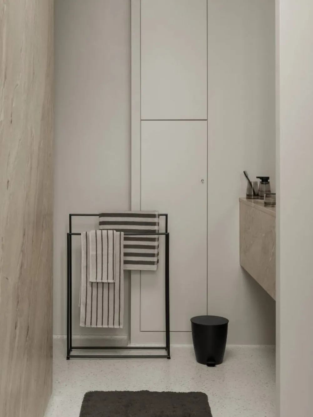 blomus Modo handdukshängare Black 86x60x18 5 cm