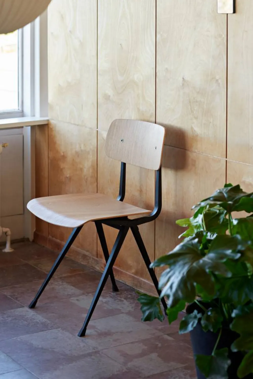 HAY Result stol Ek-svart stålstativ