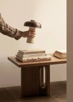 Audo Copenhagen Reverse portabel bordslampa 24 5 cm Travertine-bronzed aluminium