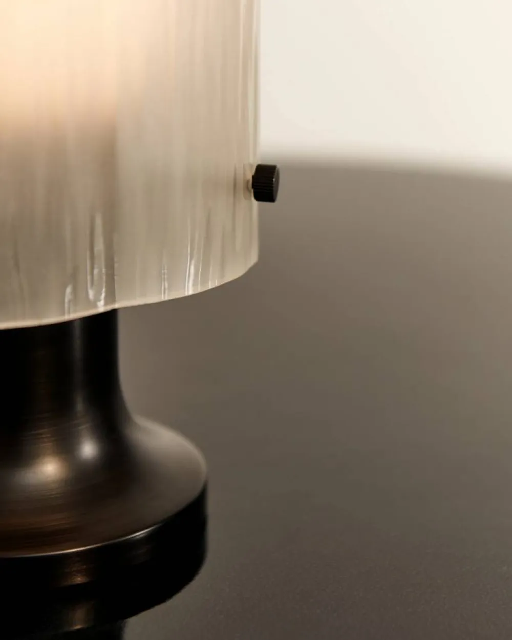 Discount GUBI Seine Portable Lamp bordslampa Antique brass-white