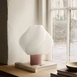 Barn Crème Atelier Soft Serve bordslampa Wild strawberry Grande 34 cm