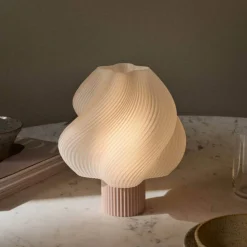 Barn Crème Atelier Soft Serve portabel bordslampa Wild strawberry 23 cm