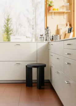 Hot Vaarnii 001 Stool pall Svartbetsad furu Ø40x44 cm