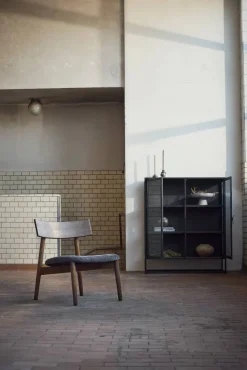 Outlet MUUBS Tetra lounge chair Granitfärgat tyg-mörkoljad ek