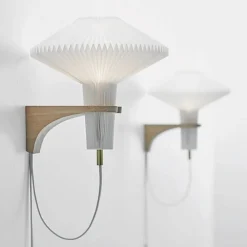 Le Klint The Mushroom vägglampa vit led väggfäste i ek
