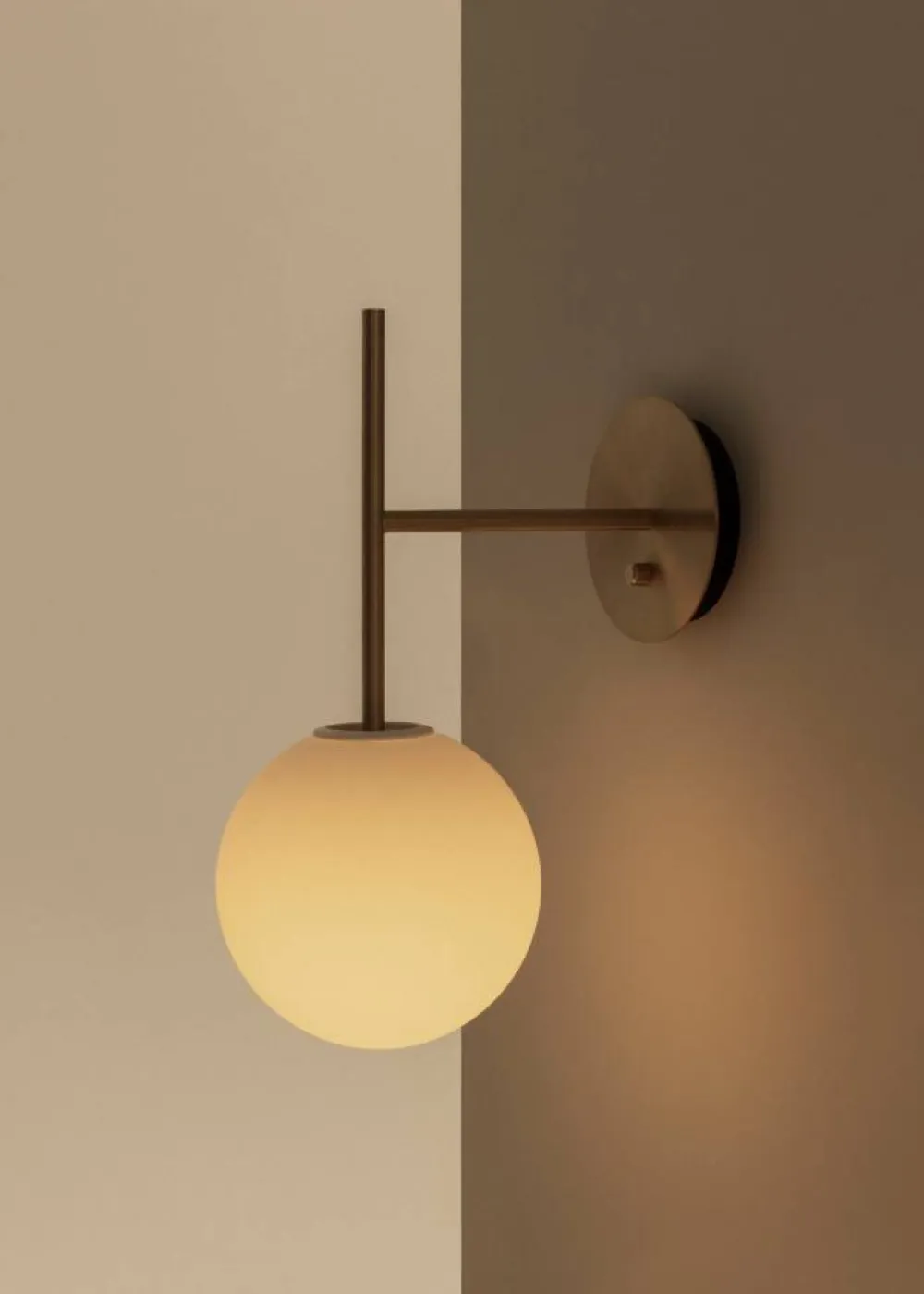 Audo Copenhagen TR Bulb Suspended vägglampa Brushed brass