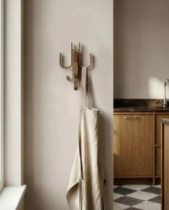 Online Cooee Design Woody krok Three Mörkbetsad ek