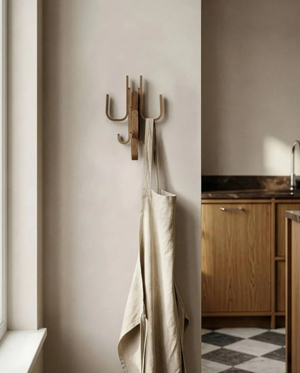 Online Cooee Design Woody krok Three Mörkbetsad ek